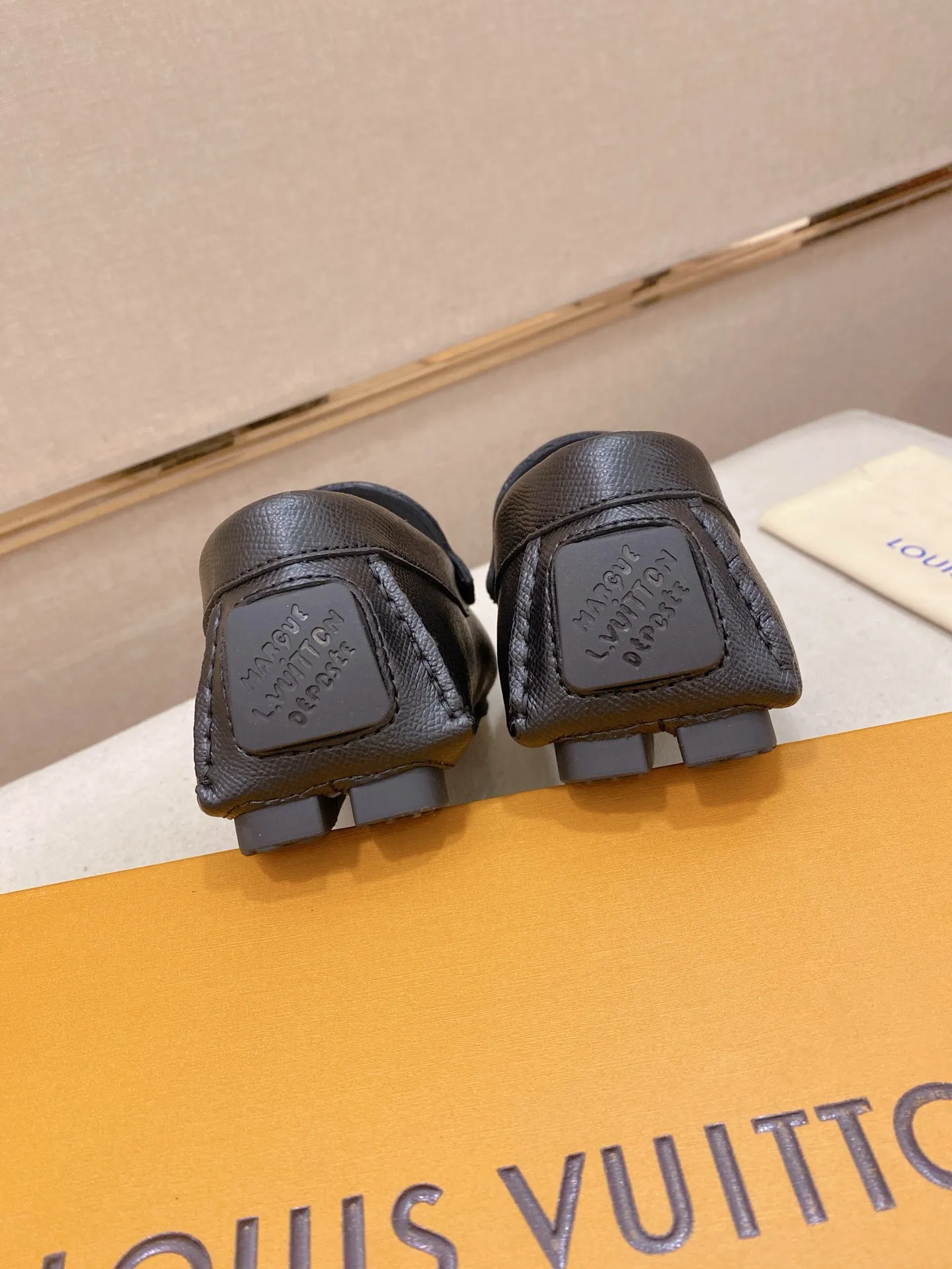 Factory price: 500💰High-end quality! LV 🆕🆕Exclusive hot-selling products in stock🔥🔥New products on the shelves, high-quality Ferragamo men's pea shoes, high-end casual driving shoes, with complete packaging! 💪 💪 Material: imported first-layer cowhide 🐂 + imported high-quality buffalo leather lining + wear-resistant outsole 👍🏻👍🏻 Features: high-end and comfortable, purely handmade 🚀 🚀 Create the perfect shoes that suit you best 🔥 🔥 Size: (38-44) 45 standard size can be customized!